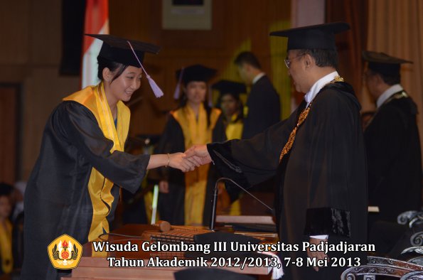 wisuda-unpad-gel-iii-ta-2012_2013-fakultas-kedokteran-gigi-oleh-rektor-124