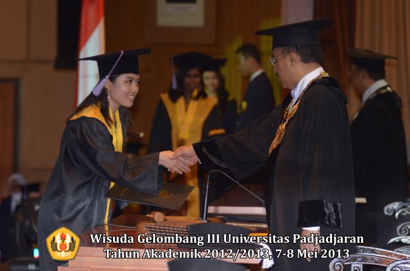 wisuda-unpad-gel-iii-ta-2012_2013-fakultas-kedokteran-gigi-oleh-rektor-125