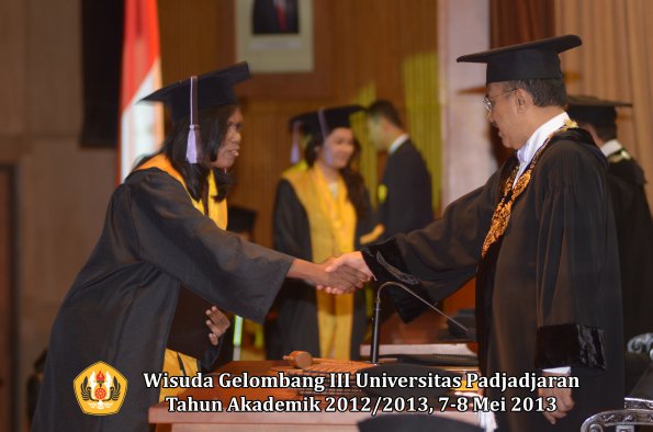 wisuda-unpad-gel-iii-ta-2012_2013-fakultas-kedokteran-gigi-oleh-rektor-126