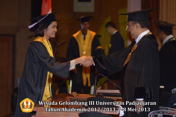 wisuda-unpad-gel-iii-ta-2012_2013-fakultas-kedokteran-gigi-oleh-rektor-127