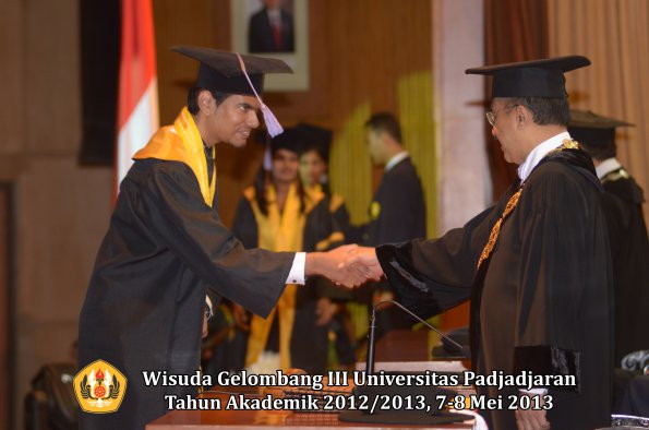 wisuda-unpad-gel-iii-ta-2012_2013-fakultas-kedokteran-gigi-oleh-rektor-128