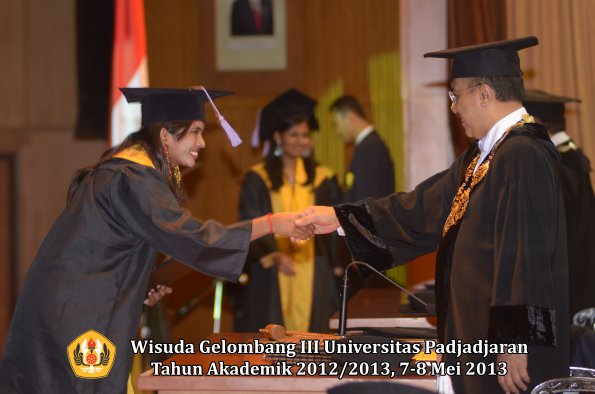 wisuda-unpad-gel-iii-ta-2012_2013-fakultas-kedokteran-gigi-oleh-rektor-129