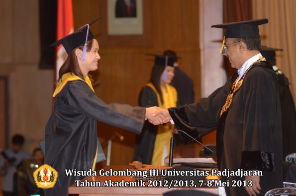 wisuda-unpad-gel-iii-ta-2012_2013-fakultas-kedokteran-gigi-oleh-rektor-131