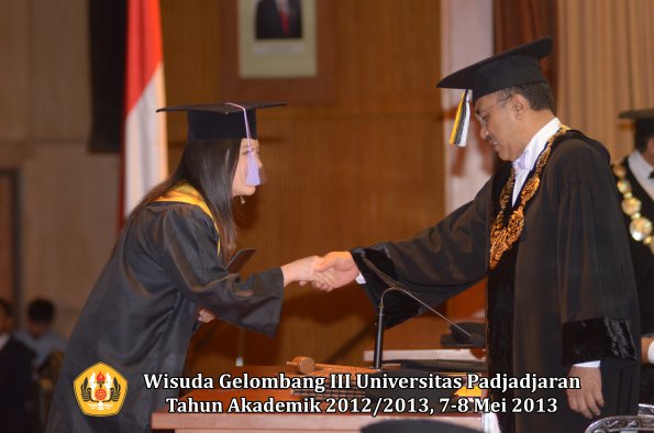 wisuda-unpad-gel-iii-ta-2012_2013-fakultas-kedokteran-gigi-oleh-rektor-132