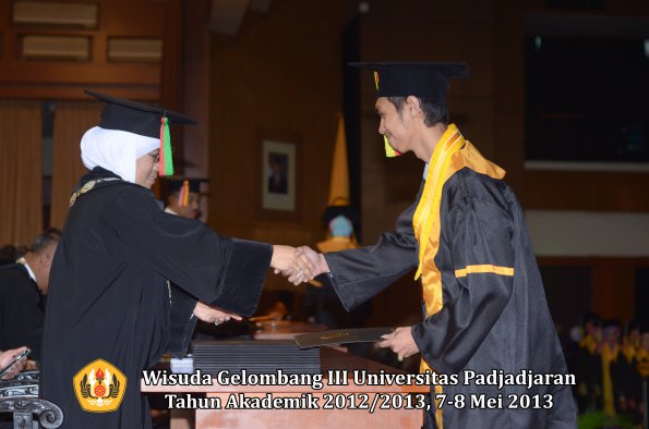 wisuda-unpad-gel-iii-ta-2012_2013-fakultas-mipa-oleh-dekan-041