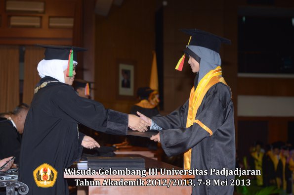 wisuda-unpad-gel-iii-ta-2012_2013-fakultas-mipa-oleh-dekan-044