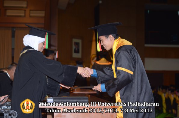 wisuda-unpad-gel-iii-ta-2012_2013-fakultas-mipa-oleh-dekan-046