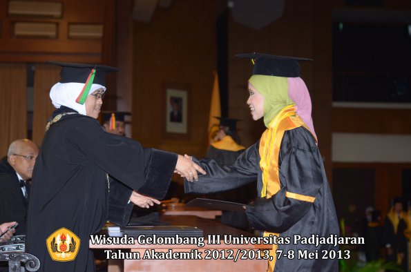 wisuda-unpad-gel-iii-ta-2012_2013-fakultas-mipa-oleh-dekan-051