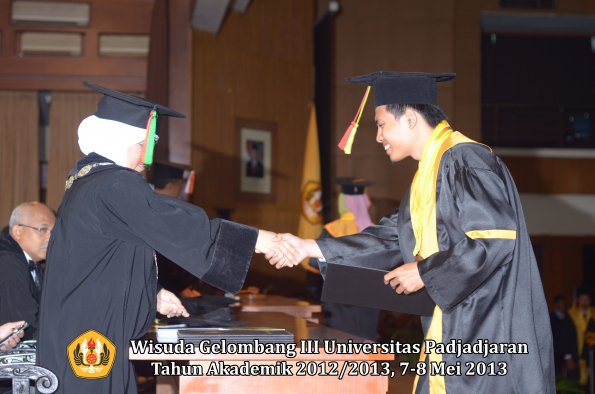 wisuda-unpad-gel-iii-ta-2012_2013-fakultas-mipa-oleh-dekan-052