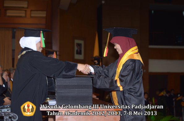 wisuda-unpad-gel-iii-ta-2012_2013-fakultas-mipa-oleh-dekan-059