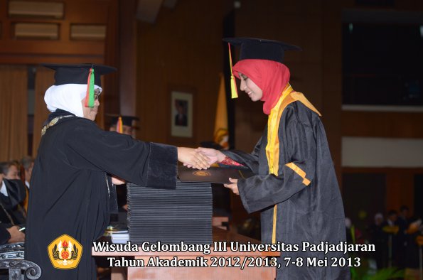 wisuda-unpad-gel-iii-ta-2012_2013-fakultas-mipa-oleh-dekan-060