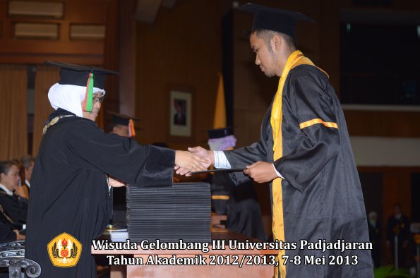 wisuda-unpad-gel-iii-ta-2012_2013-fakultas-mipa-oleh-dekan-064