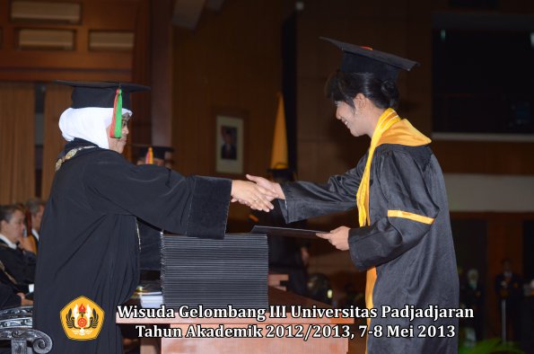 wisuda-unpad-gel-iii-ta-2012_2013-fakultas-mipa-oleh-dekan-065