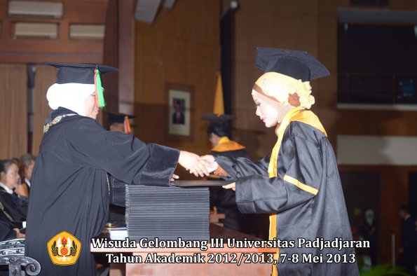 wisuda-unpad-gel-iii-ta-2012_2013-fakultas-mipa-oleh-dekan-066