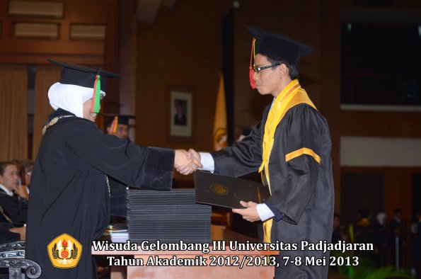 wisuda-unpad-gel-iii-ta-2012_2013-fakultas-mipa-oleh-dekan-069