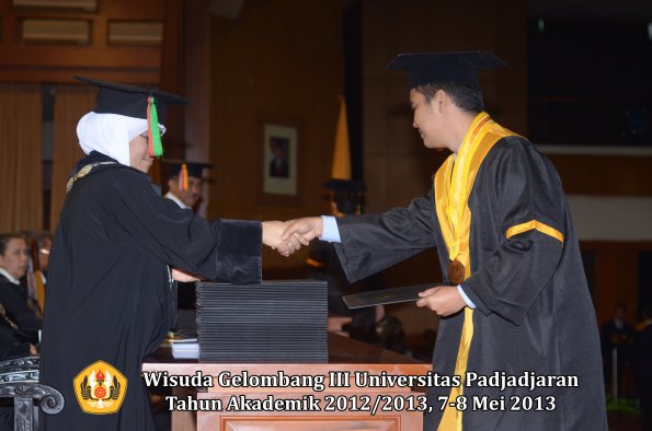 wisuda-unpad-gel-iii-ta-2012_2013-fakultas-mipa-oleh-dekan-072