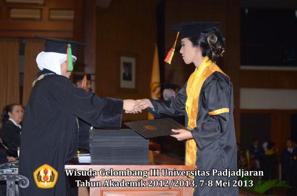 wisuda-unpad-gel-iii-ta-2012_2013-fakultas-mipa-oleh-dekan-074