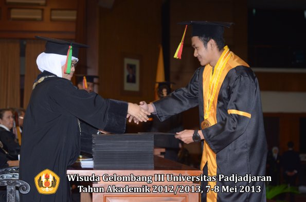 wisuda-unpad-gel-iii-ta-2012_2013-fakultas-mipa-oleh-dekan-075