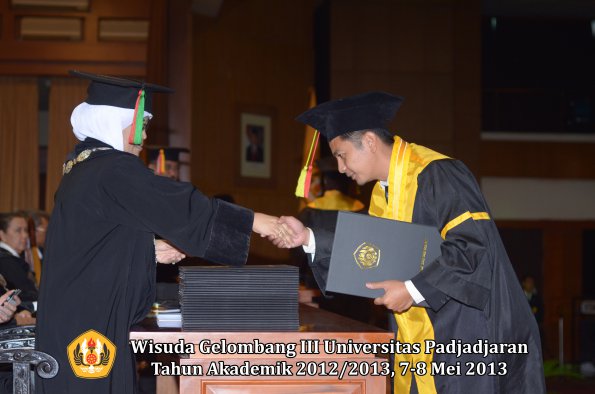 wisuda-unpad-gel-iii-ta-2012_2013-fakultas-mipa-oleh-dekan-078