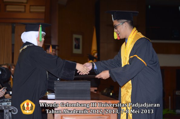 wisuda-unpad-gel-iii-ta-2012_2013-fakultas-mipa-oleh-dekan-079