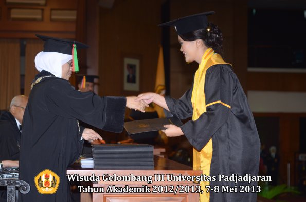 wisuda-unpad-gel-iii-ta-2012_2013-fakultas-mipa-oleh-dekan-088