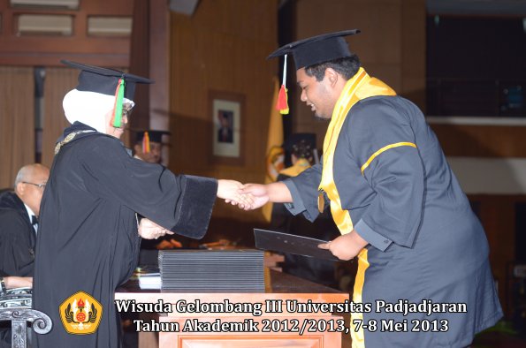 wisuda-unpad-gel-iii-ta-2012_2013-fakultas-mipa-oleh-dekan-089