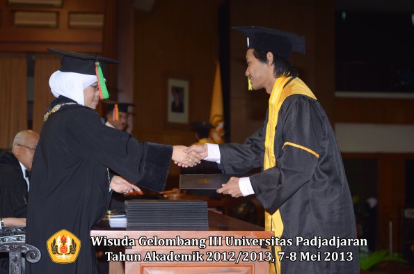 wisuda-unpad-gel-iii-ta-2012_2013-fakultas-mipa-oleh-dekan-092