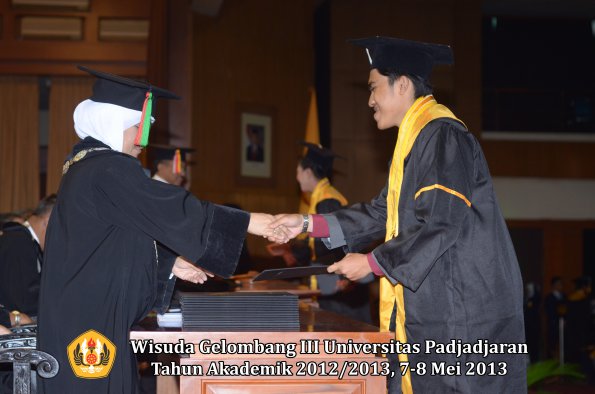 wisuda-unpad-gel-iii-ta-2012_2013-fakultas-mipa-oleh-dekan-095