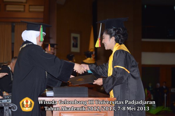 wisuda-unpad-gel-iii-ta-2012_2013-fakultas-mipa-oleh-dekan-096