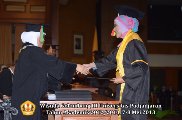 wisuda-unpad-gel-iii-ta-2012_2013-fakultas-mipa-oleh-dekan-097