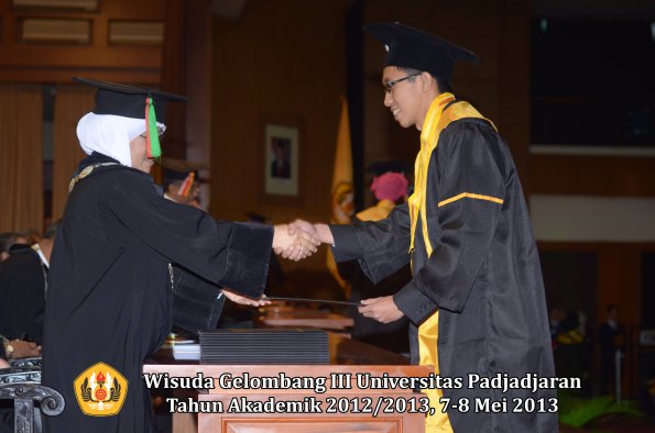 wisuda-unpad-gel-iii-ta-2012_2013-fakultas-mipa-oleh-dekan-099