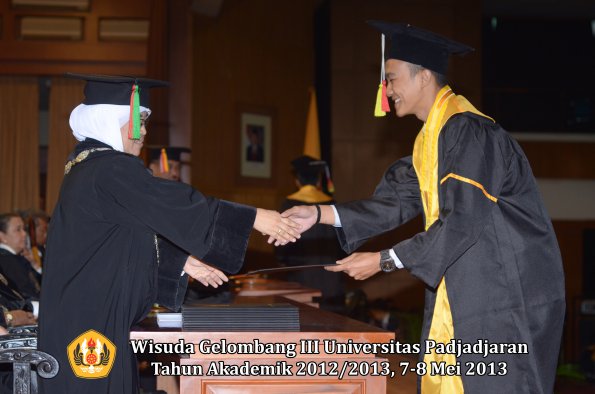 wisuda-unpad-gel-iii-ta-2012_2013-fakultas-mipa-oleh-dekan-102