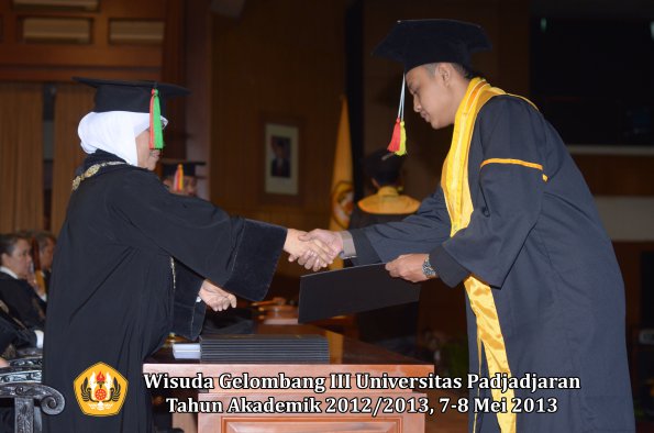 wisuda-unpad-gel-iii-ta-2012_2013-fakultas-mipa-oleh-dekan-103