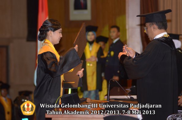 wisuda-unpad-gel-iii-ta-2012_2013-fakultas-mipa-oleh-rektor-002