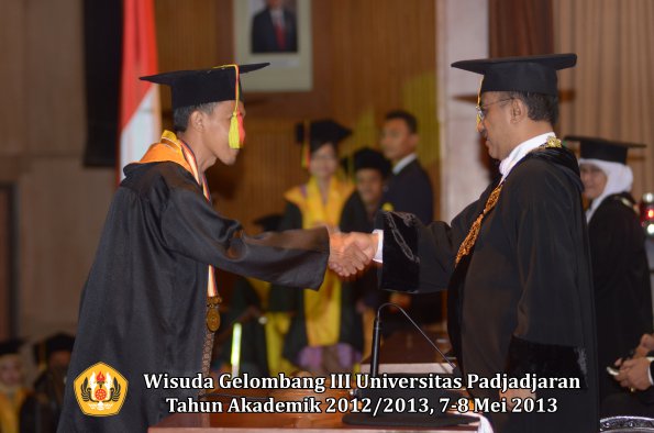 wisuda-unpad-gel-iii-ta-2012_2013-fakultas-mipa-oleh-rektor-010