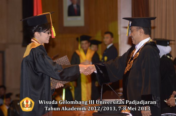 wisuda-unpad-gel-iii-ta-2012_2013-fakultas-mipa-oleh-rektor-013