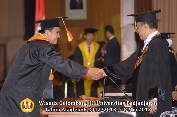 wisuda-unpad-gel-iii-ta-2012_2013-fakultas-mipa-oleh-rektor-014