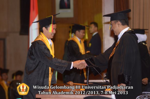 wisuda-unpad-gel-iii-ta-2012_2013-fakultas-mipa-oleh-rektor-020