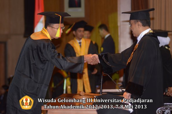 wisuda-unpad-gel-iii-ta-2012_2013-fakultas-mipa-oleh-rektor-024