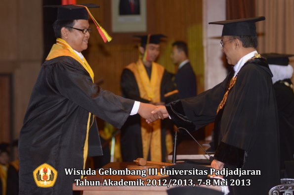 wisuda-unpad-gel-iii-ta-2012_2013-fakultas-mipa-oleh-rektor-042