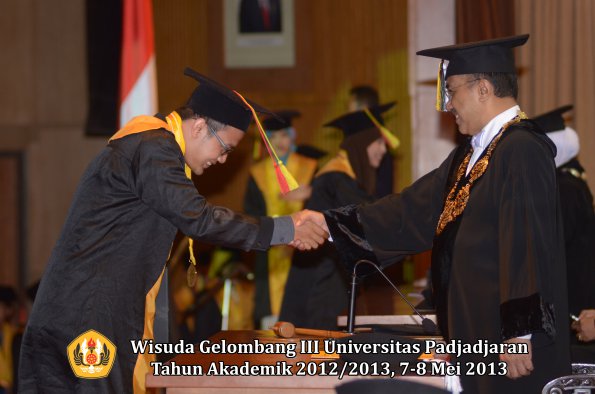 wisuda-unpad-gel-iii-ta-2012_2013-fakultas-mipa-oleh-rektor-046