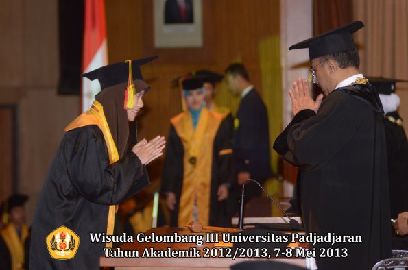 wisuda-unpad-gel-iii-ta-2012_2013-fakultas-mipa-oleh-rektor-047