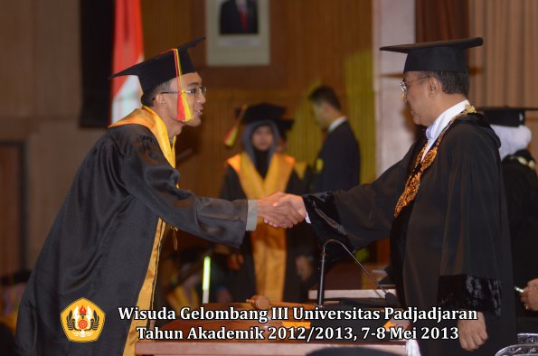 wisuda-unpad-gel-iii-ta-2012_2013-fakultas-mipa-oleh-rektor-051