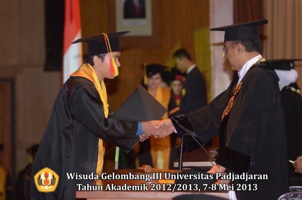 wisuda-unpad-gel-iii-ta-2012_2013-fakultas-mipa-oleh-rektor-054