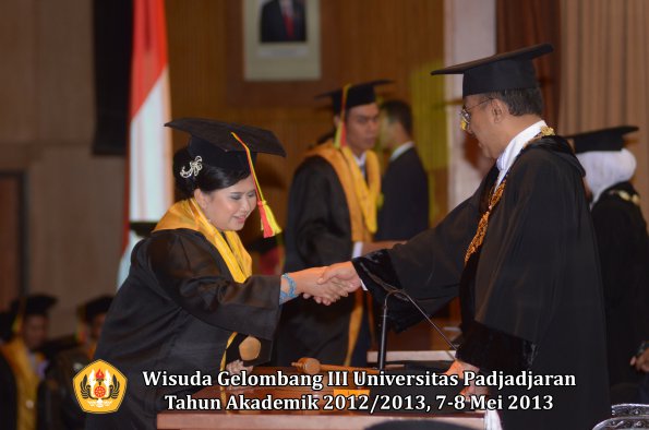 wisuda-unpad-gel-iii-ta-2012_2013-fakultas-mipa-oleh-rektor-063