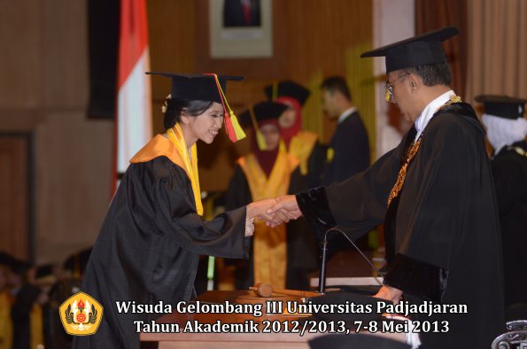 wisuda-unpad-gel-iii-ta-2012_2013-fakultas-mipa-oleh-rektor-066