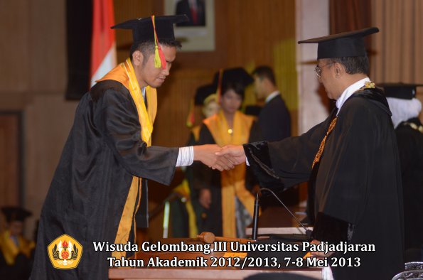 wisuda-unpad-gel-iii-ta-2012_2013-fakultas-mipa-oleh-rektor-072