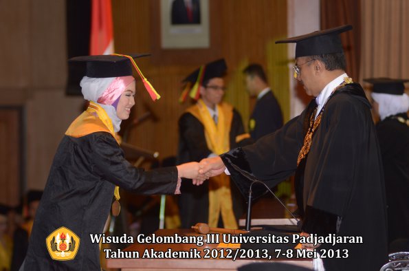 wisuda-unpad-gel-iii-ta-2012_2013-fakultas-mipa-oleh-rektor-076