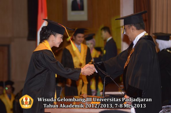 wisuda-unpad-gel-iii-ta-2012_2013-fakultas-mipa-oleh-rektor-079