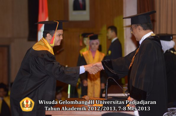 wisuda-unpad-gel-iii-ta-2012_2013-fakultas-mipa-oleh-rektor-080